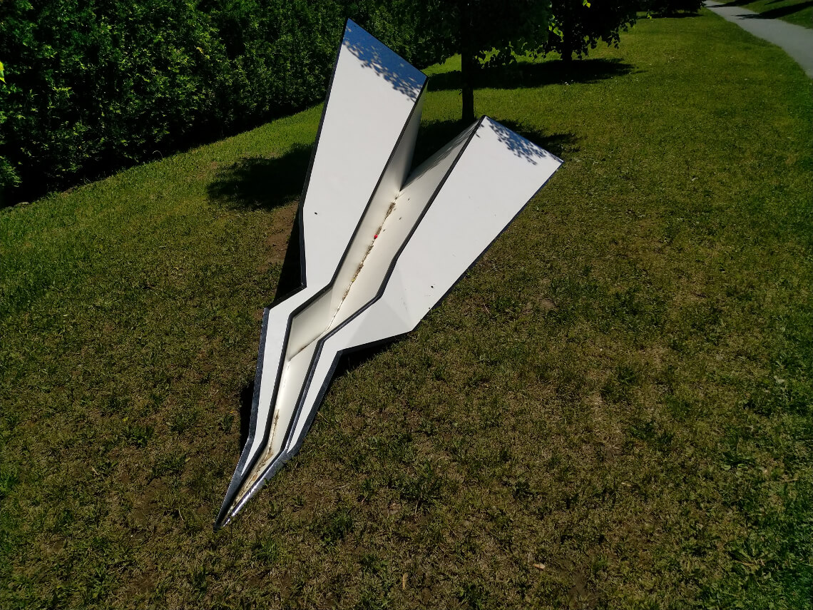 Sculpture d'avion en papier à Vanier