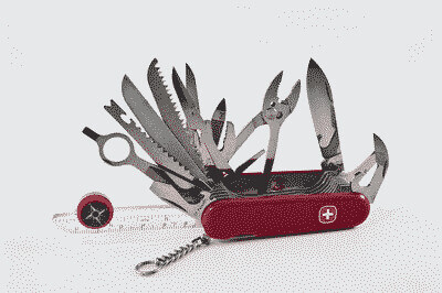 Couteau suisse sur une table avec tous les outils déployés